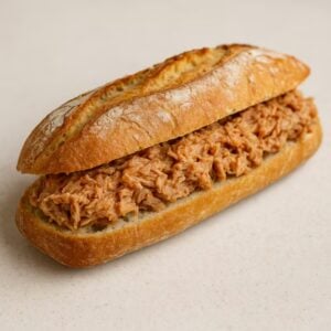 Sandwich thon piquant.