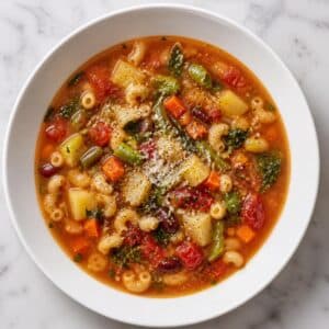 Création d'une photo (Format d'image jpg png; Taille de l'image = 500 Ko; taille 560 800). d'un plat vu du haut dressé dans une assiette du plat minestrone de façon réaliste