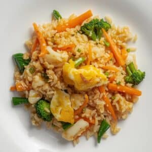 Création d'une photo pesant maximum 300ko format carrée 1 1 d'un plat vu du haut dressé dans une assiette du plat «riz sauté aux petits légumes (julienne de carotte, chou fleur, brocoli) et aux oeufs d