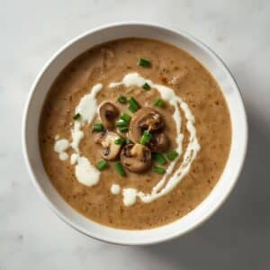 Création d'une photo pesant maximum 300ko format carrée 1 1 d'un plat vu du haut dressé dans une assiette du plat «soupe aux champignon» de façon réaliste