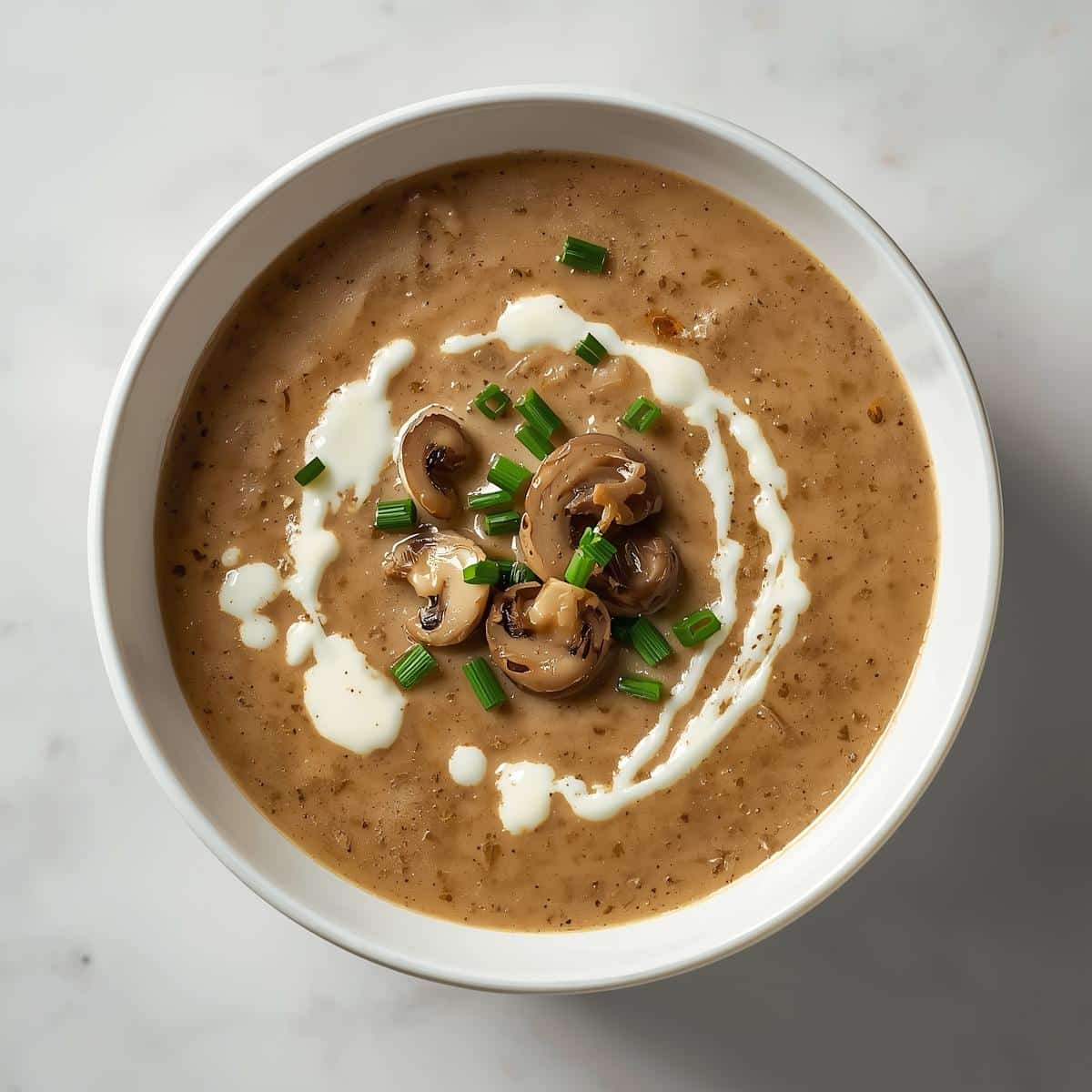 Création d'une photo pesant maximum 300ko format carrée 1 1 d'un plat vu du haut dressé dans une assiette du plat «soupe aux champignon» de façon réaliste