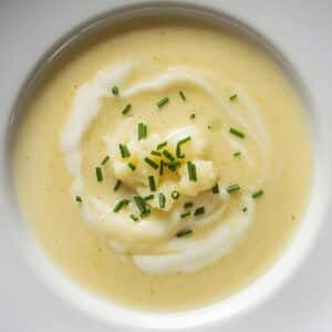 Création d'une photo pesant maximum 300ko format carrée 1 1 d'un plat vu du haut dressé dans une assiette du plat «velouté au chou fleur » de façon réaliste