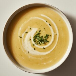 Création d'une photo pesant maximum 300ko format carrée 1 1 d'un plat vu du haut dressé dans une assiette du plat «velouté aux oignons et fenouil de façon réaliste (1)