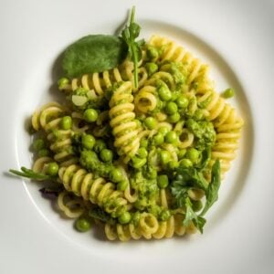 Pâtes au pesto vert et petits légumes.