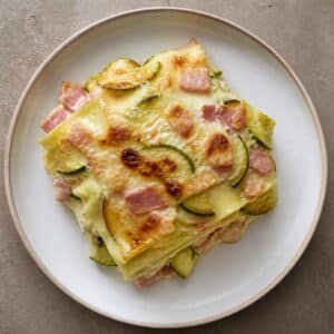 Création d'une photo (Format d'image jpg png; Taille de l'image = 500 Ko; taille 560 800). d'un plat vu du haut dressé dans une assiette du plat lasagne crème, courgette et mortadelle de fa (1)