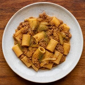Création d'une photo (Format d'image jpg png; Taille de l'image = 500 Ko; taille 560 800). d'un plat vu du haut dressé dans une assiette du plat pâte sauce bolognaise au fenouil de façon réalis