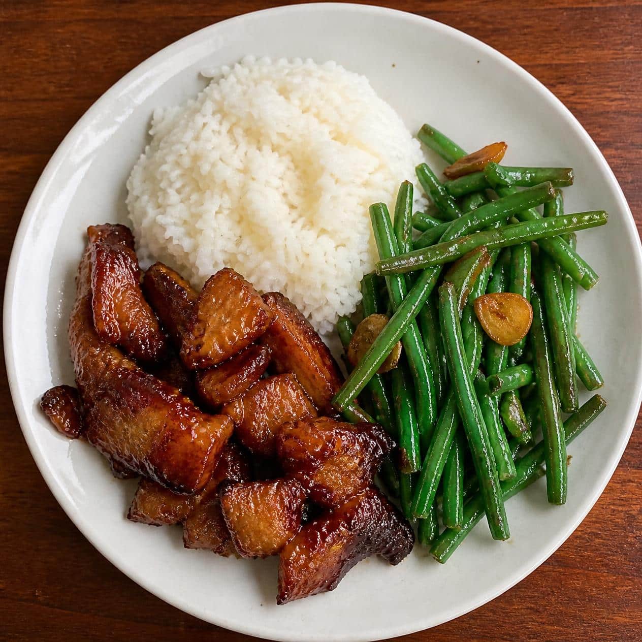 Création d'une photo (Format d'image jpg png; Taille de l'image = 500 Ko; taille 560 800). d'un plat vu du haut dressé dans une assiette du plat porc au caramel, haricot sauté à l'ail et riz de