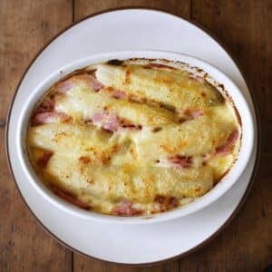 Création d'une photo (Format d'image jpg png; Taille de l'image = 500 Ko; taille 560 800). d'un plat vu du haut dressé dans une assiette du plat chicon au gratin de façon réaliste (1)