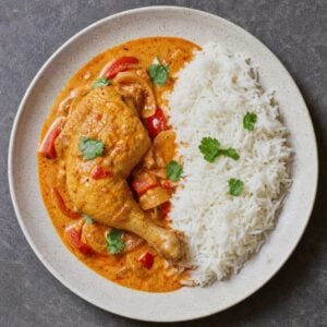 Création d'une photo (Format d'image jpg png; Taille de l'image = 500 Ko; taille 560 800). d'un plat vu du haut dressé dans une assiette du plat cuisse de poulet crème au curry rouge et riz d (2)
