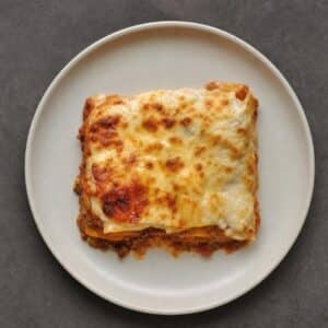 Création d'une photo (Format d'image jpg png; Taille de l'image = 500 Ko; taille 560 800). d'un plat vu du haut dressé dans une assiette du plat lasagne de façon réaliste