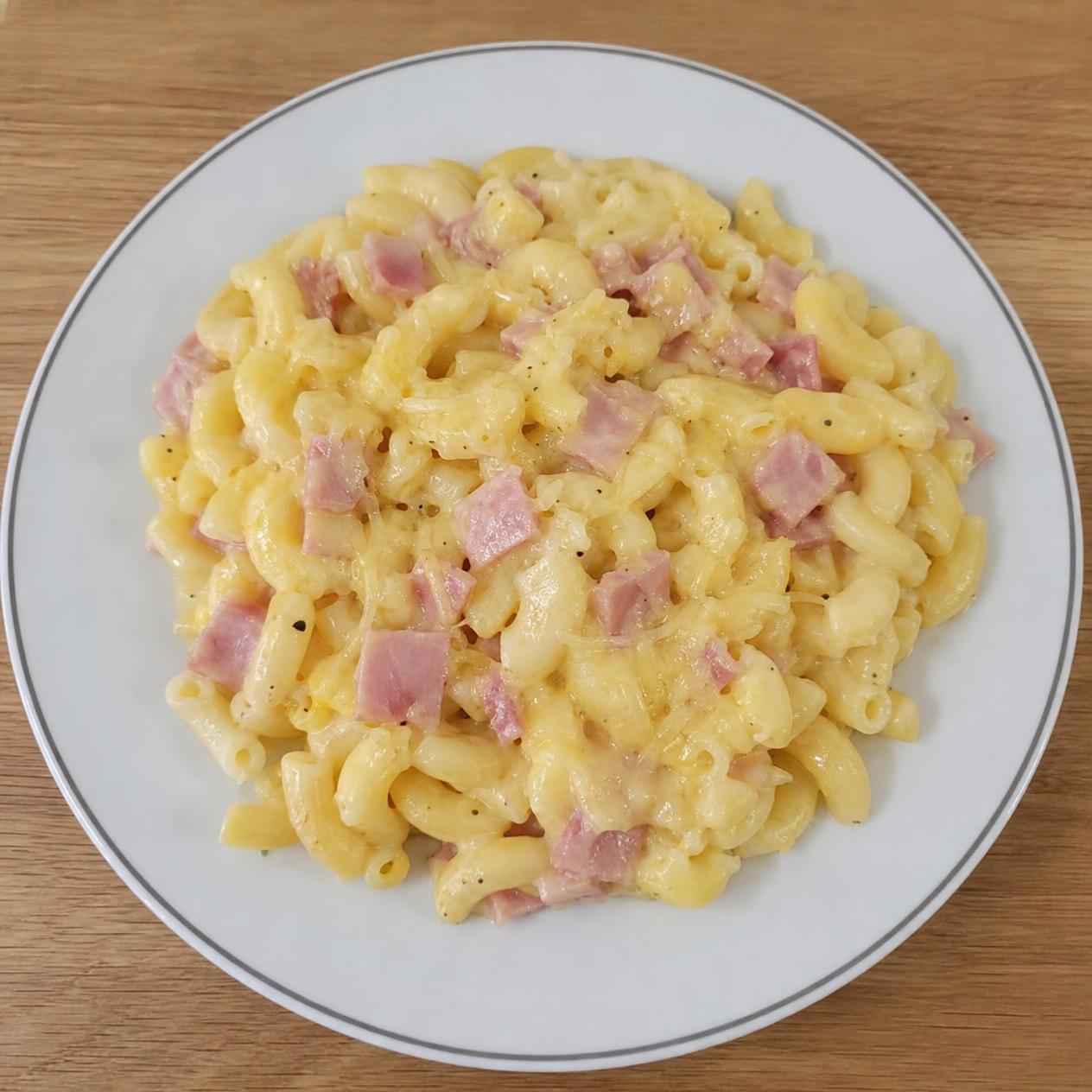 Création d'une photo (Format d'image jpg png; Taille de l'image = 500 Ko; taille 560 800). d'un plat vu du haut dressé dans une assiette du plat macaroni jambon fromage de façon réaliste