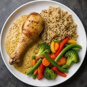 Création d'une photo (Format d'image jpg png; Taille de l'image = 500 Ko; taille 560 800). d'un plat vu du haut dressé dans une assiette du plat pilon de poulet, sauce à la moutarde, quinoa et pet