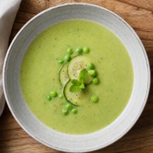 Création d'une photo (Format d'image jpg png; Taille de l'image = 500 Ko; taille 560 800). d'un plat vu du haut dressé dans une assiette du plat velouté courgette et petit pois de façon réali (1)