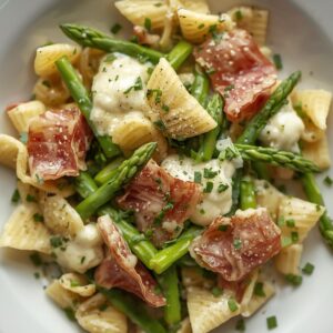 Création d'une photo pesant maximum 300ko format carrée 1 1 d'un plat vu du haut dressé dans une assiette du plat des pates type farfalle, avec des asperges vertes coupées en rondelle, de la coppa e (1)