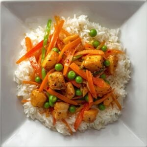 Création d'une photo pesant maximum 300ko format carrée 1 1 d'un plat vu du haut dressé dans une assiette du plat riz accompagné, de julienne de légumes, avec des carottes, des poivrons, des petits pois