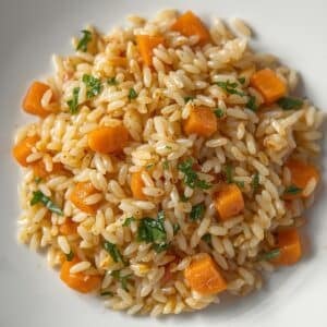 Création d'une photo pesant maximum 300ko format carrée 1 1 d'un plat vu du haut dressé dans une assiette du plat orzo (pâte grecque en forme de grain de riz) aux carottes et aux herbes de façon réa (1)