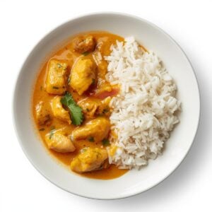 Création d'une photo pesant maximum 300ko format carrée 1 1 d'un plat vu du haut dressé dans une assiette du plat poulet curry lait de coco avec du riz de façon réaliste