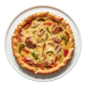 Création d'une photo pesant maximum 300ko format carrée 1 1 d'un plat vu du haut dressé dans une assiette du plat quiche aux poivrons, dinde et fromage de façon réaliste