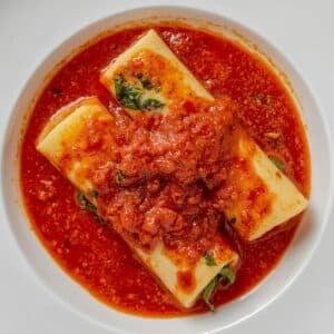 Création d'une photo pesant maximum 300ko format carrée 1 1 d'un plat vu du haut dressé dans une assiette du plat «cannelloni épinard ricotta avec de la sauce tomate de façon réaliste