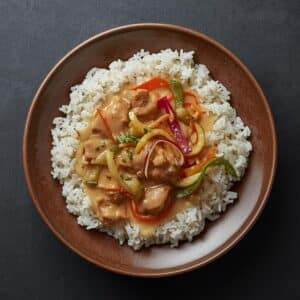 Création d'une photo pesant maximum 300ko format carrée 1 1 d'un plat vu du haut dressé dans une assiette du plat « crème au poulet et julienne de légumes avec du riz » de façon réaliste