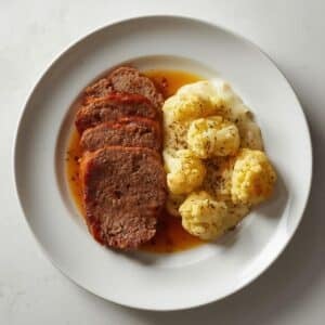 Création d'une photo pesant maximum 300ko format carrée 1 1 d'un plat vu du haut dressé dans une assiette du plat «pain de viande et gratin de chou fleur de façon réaliste