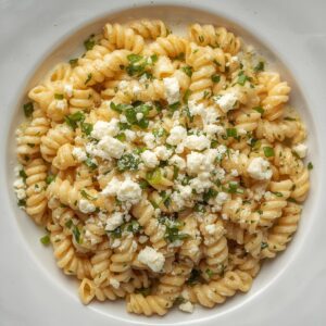 Création d'une photo pesant maximum 300ko format carrée 1 1 d'un plat vu du haut dressé dans une assiette du plat «pâte en spirale crème de poireau et feta de façon réaliste