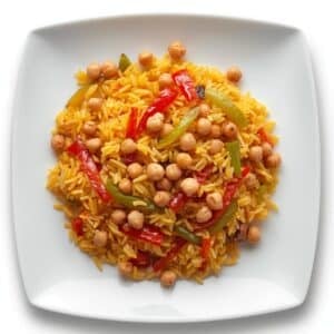 Création d'une photo pesant maximum 300ko format carrée 1 1 d'un plat vu du haut dressé dans une assiette du plat «riz à l'indienne avec des lanières de poivrons et des pois chiche » de façon réaliste