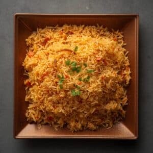 Création d'une photo pesant maximum 300ko format carrée 1 1 d'un plat vu du haut dressé dans une assiette du plat « riz biryani de façon réaliste (1)