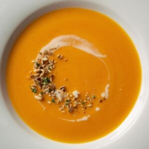 Création d'une photo pesant maximum 300ko format carrée 1 1 d'un plat vu du haut dressé dans une assiette du plat «velouté carotte potiron de façon réaliste